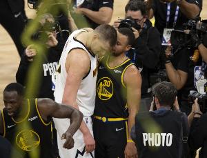 PG电子-18+米远！单赛季命中两记60+英尺投篮的球员：约基奇、库里