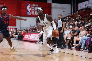 效率相当可以！利文斯顿12中7&amp;三分6中3得18分3板2助